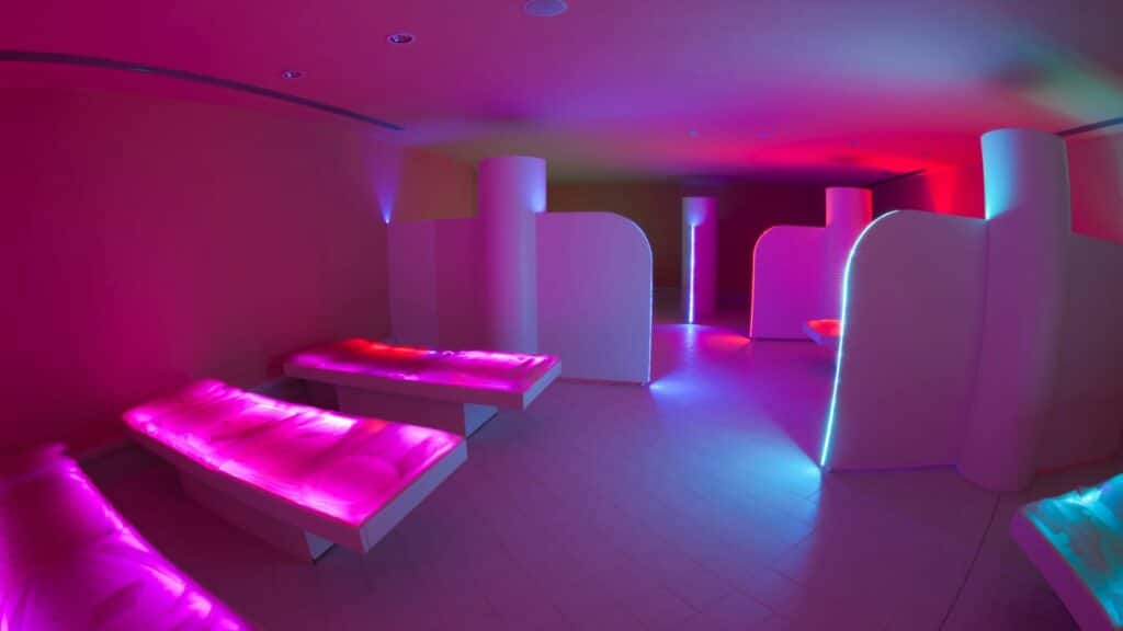 Imagem de uma sala de Cromoterapia