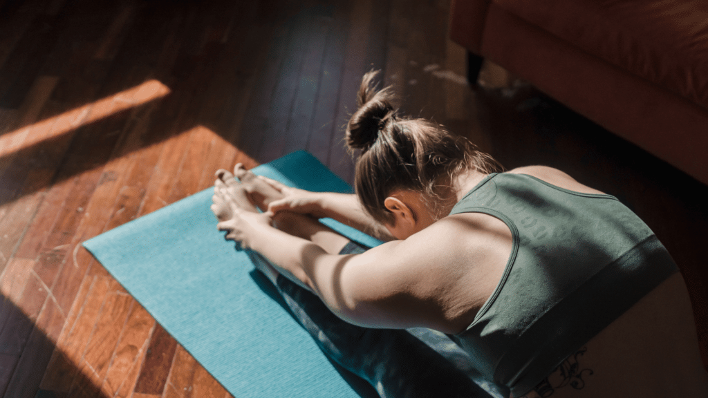 Mulher fazendo yoga.