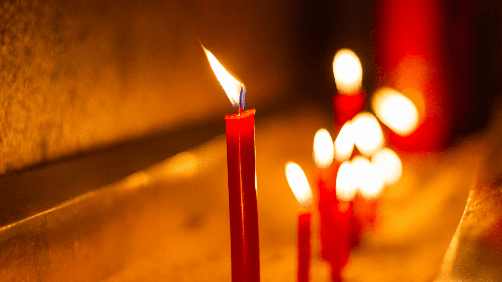 Velas vermelhas acesas em rua