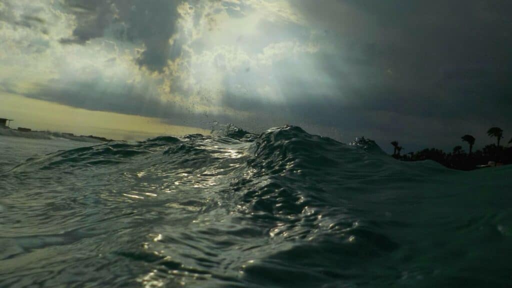 Mar azul agitado.