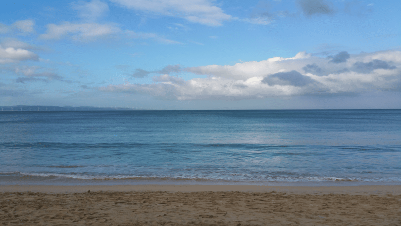 Mar azul calmo.