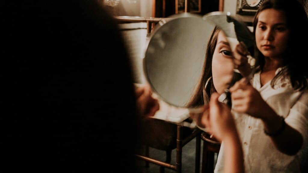 Imagem de uma mulher se olhando no espelho