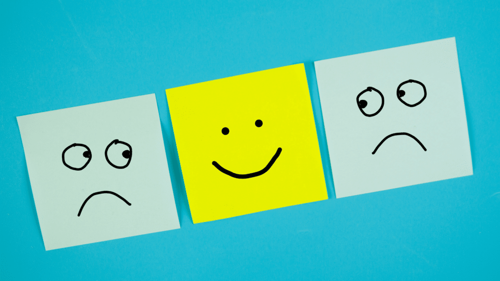 3 Post-its com rostos desenhados 