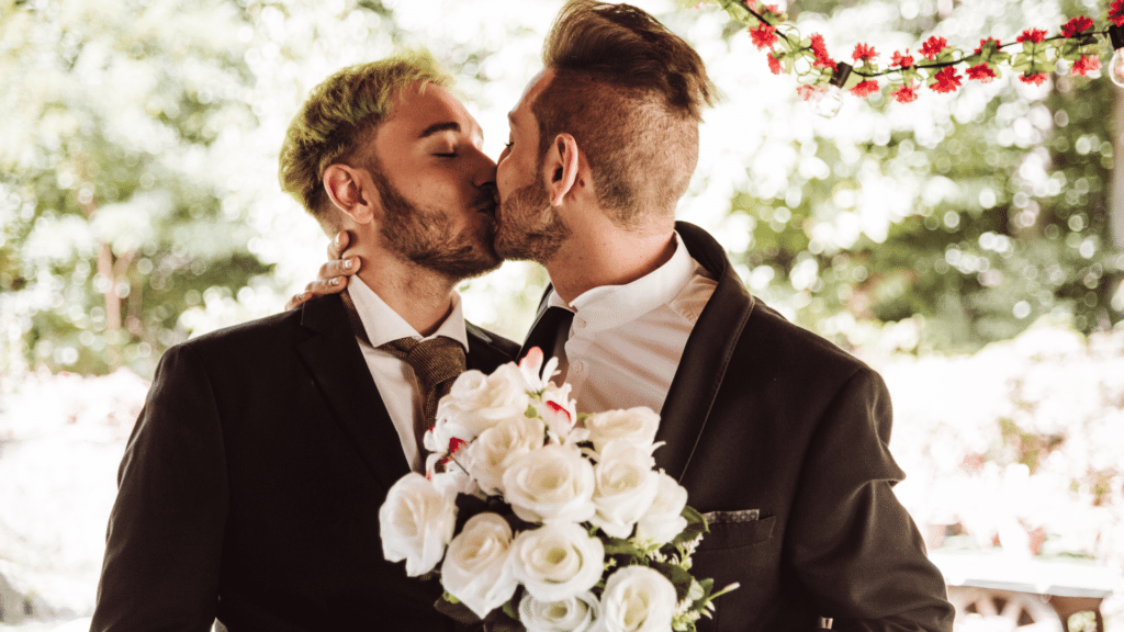 Dois homens se beijando em casamento
