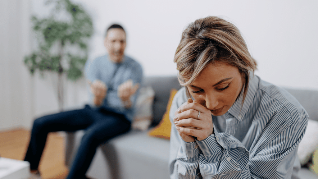  Homem machista e tóxico discutindo com sua esposa. 