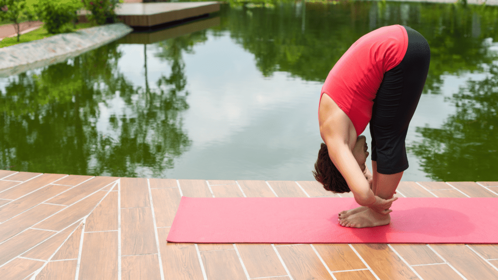 Pessoa praticando yoga num alongamento intenso