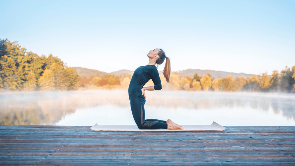 Mulher praticando yoga na posição do camelo