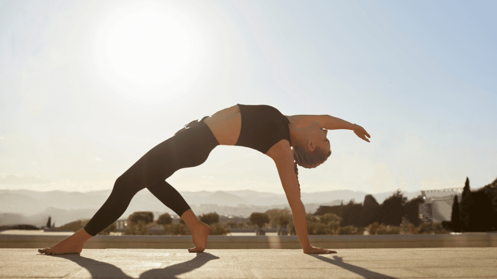 Mulher praticando yoga na posição postura selvagem
