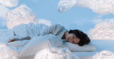 Mulher dormindo entre nuvens fofas.