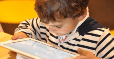 Criança mexendo no tablet