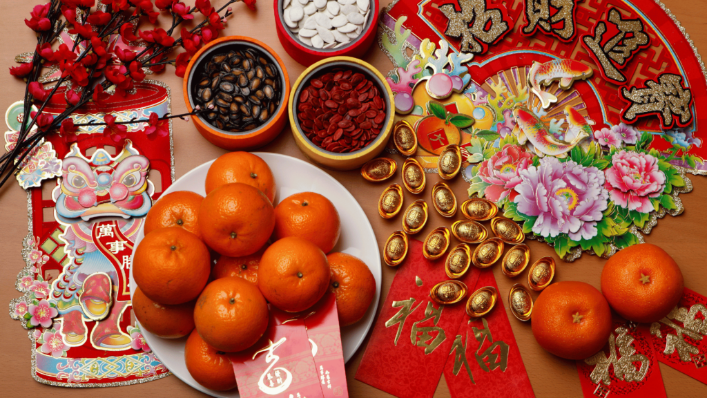 Mesa farta de frutas e sementes decorada para o Ano Novo Chinês. 