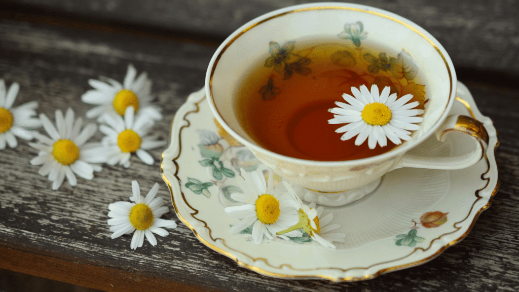 Chá de camomila em uma xícara de porcelana.