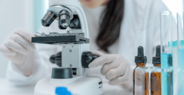 Cientista bioquímica trabalhando em um laboratório.