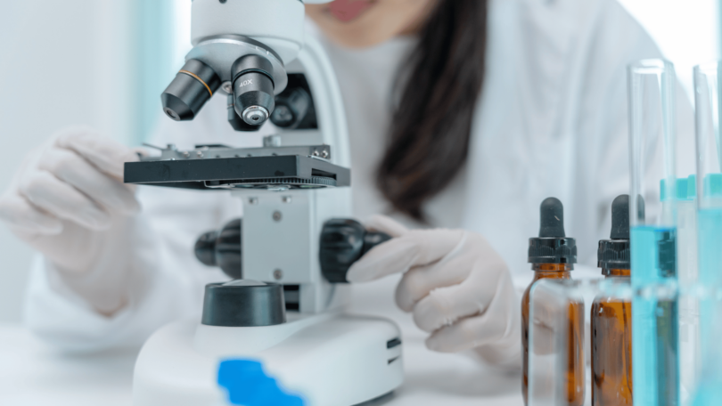 Cientista bioquímica trabalhando em um laboratório.