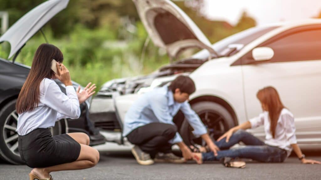 Pessoas envolvidas em um acidente de carro.