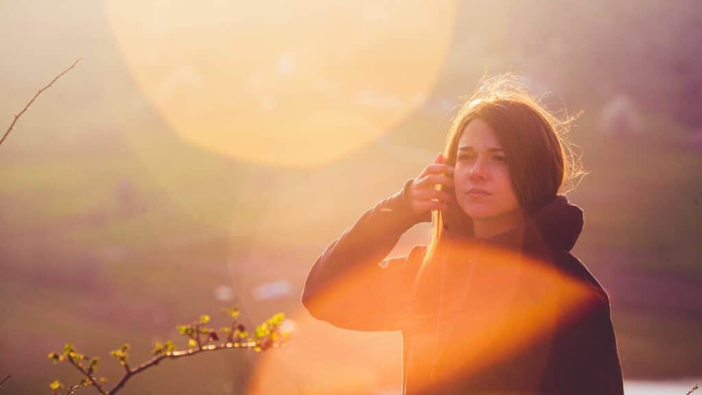 Mulher contra o sol.