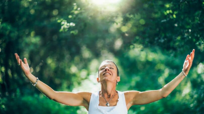 Mulher meditando na natureza.