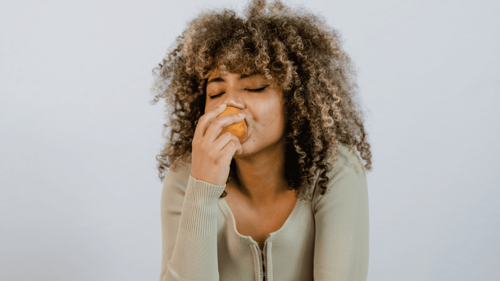 Mulher comendo fruta