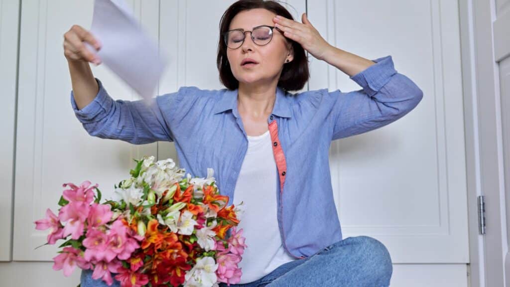 Mulher com sintomas de pré-menopausa.