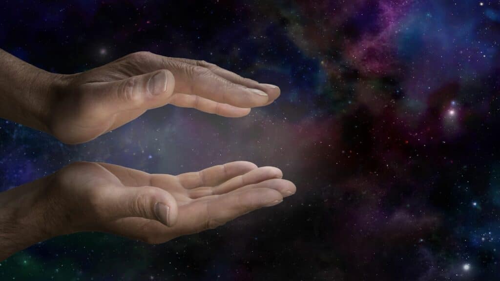 Mãos no fundo de universo.