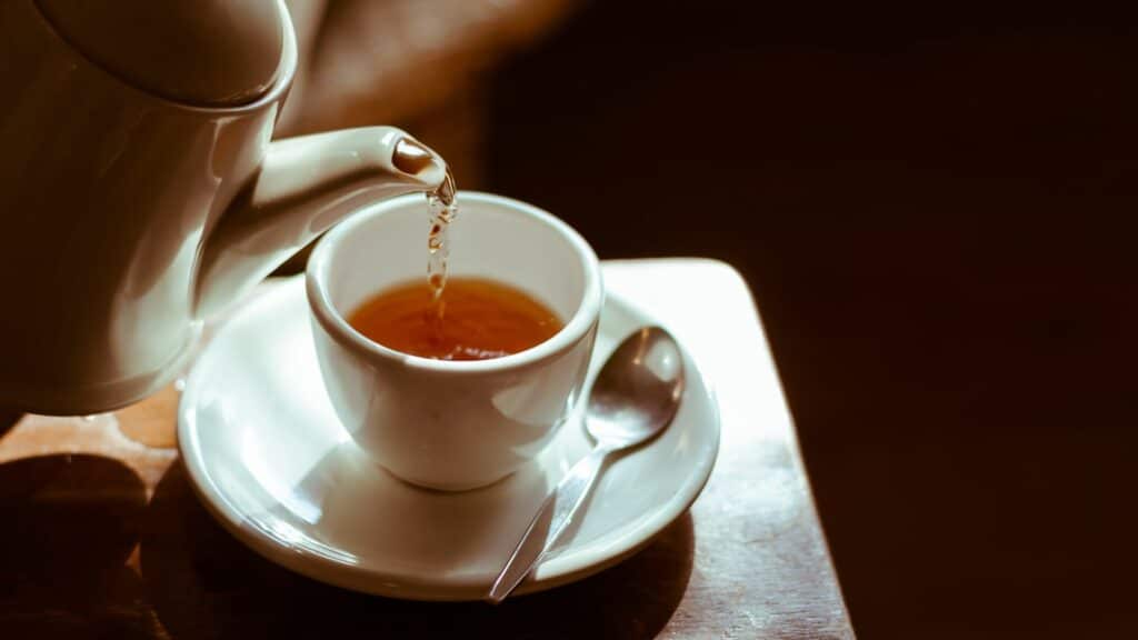 Imagem de uma chaleira, colocando chá na xícara