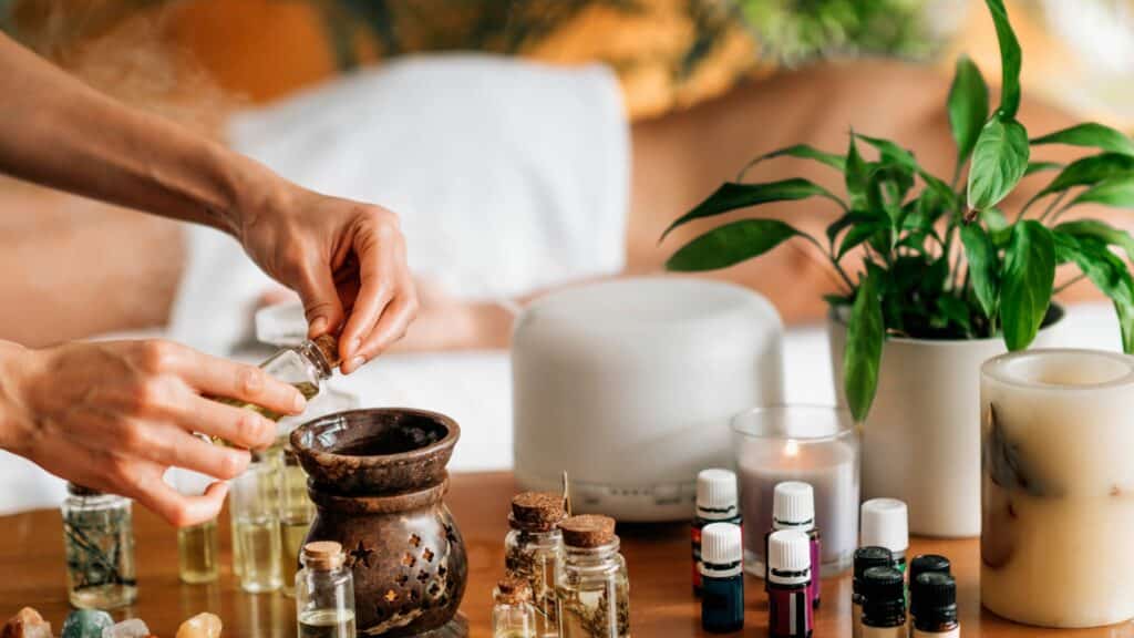 Imagem de uma pessoa preparando aromas para a aromaterapia