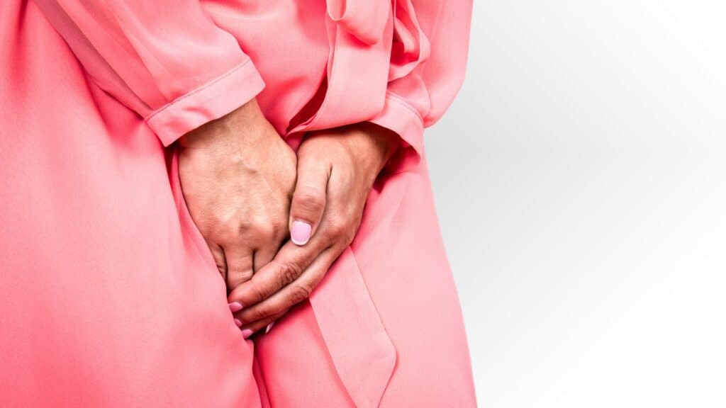 Imagem de uma mulher com incontinência urinária