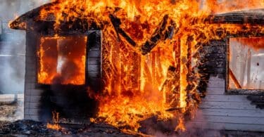 Imagem de uma casa pegando fogo