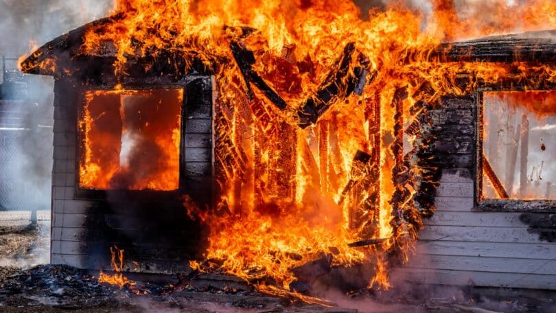 Imagem de uma casa pegando fogo
