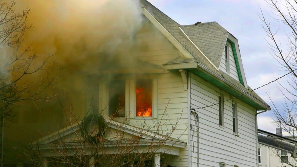 Imagem de uma casa pegando fogo de dentro pra fora