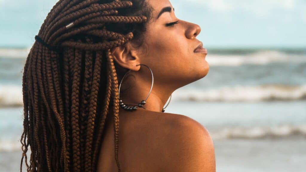 Mulher meditando na praia.