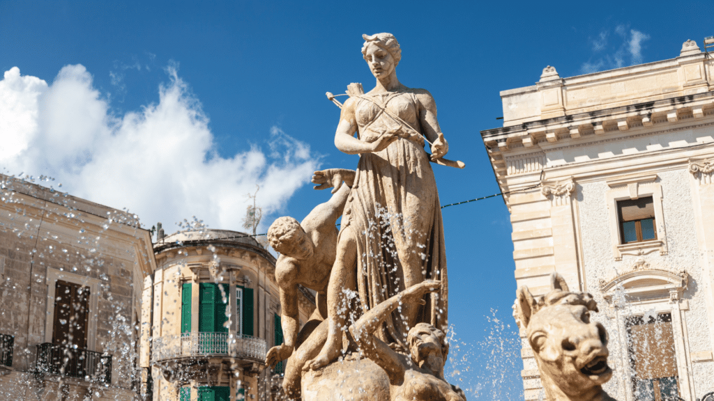 Fonte e estátua de Deusa Ártemis em Sícilia, Itália. 