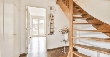 Escada de madeira fixa em casa