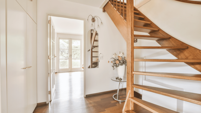 Escada de madeira fixa em casa
