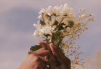 Pessoa segurando flores