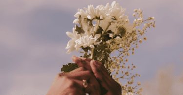 Pessoa segurando flores