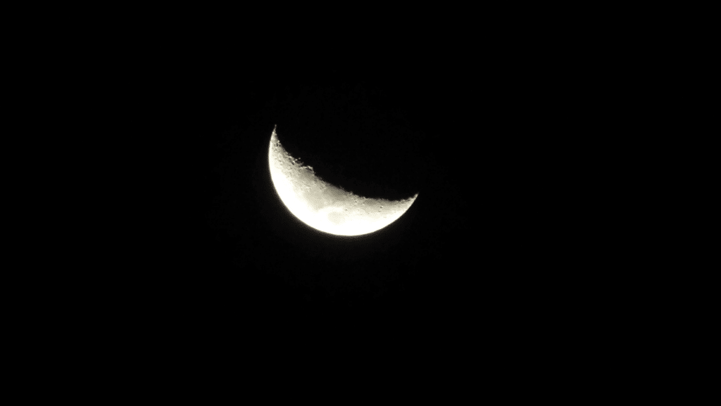 Imagem de Lua Minguante em céu escuro e limpo.