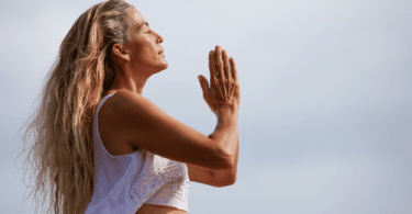 Mulher de quarenta anos meditando.