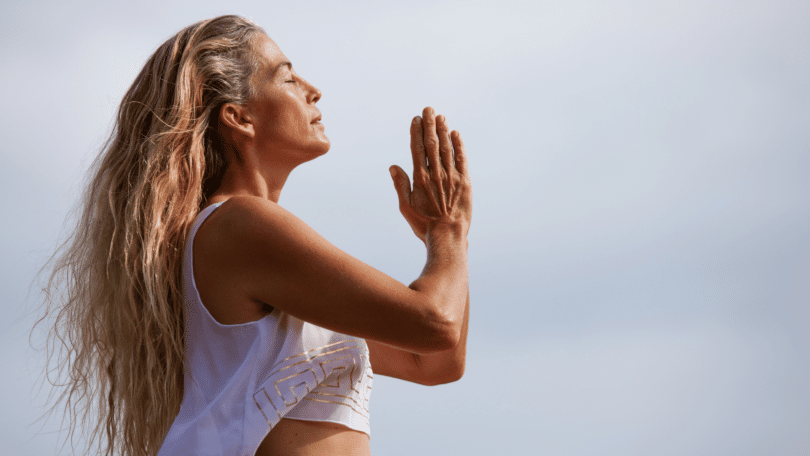 Mulher de quarenta anos meditando.