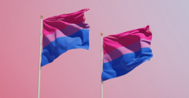 Bandeiras bissexuais lado a lado estiradas