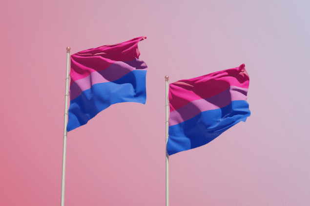 Bandeiras bissexuais lado a lado estiradas