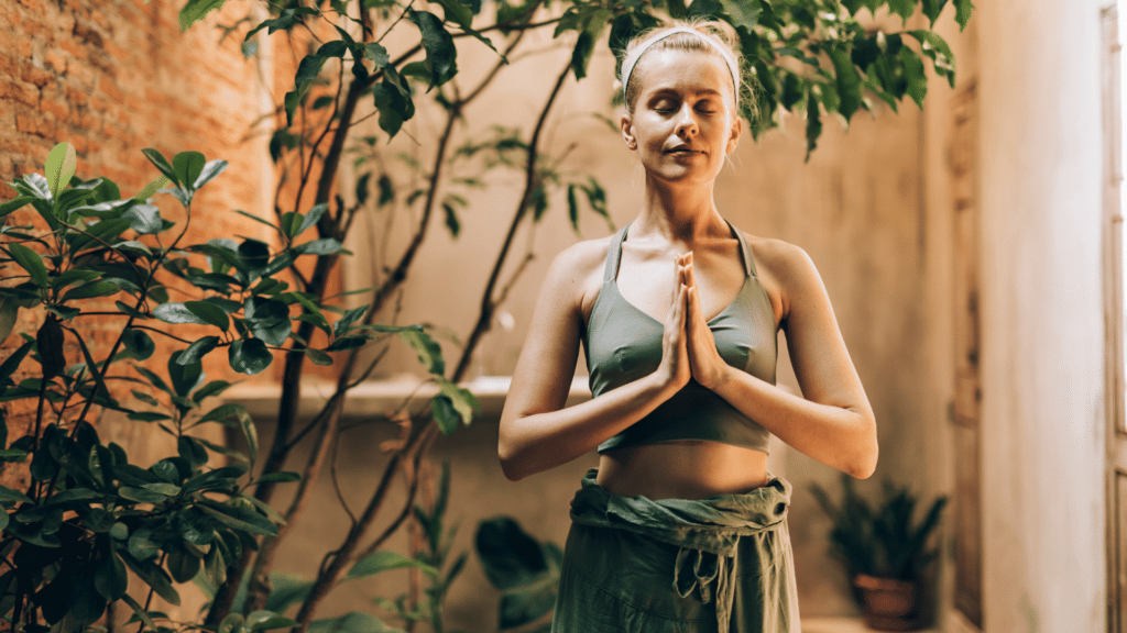 Mulher expressando gratidão em uma pose de yoga. Namastê.  