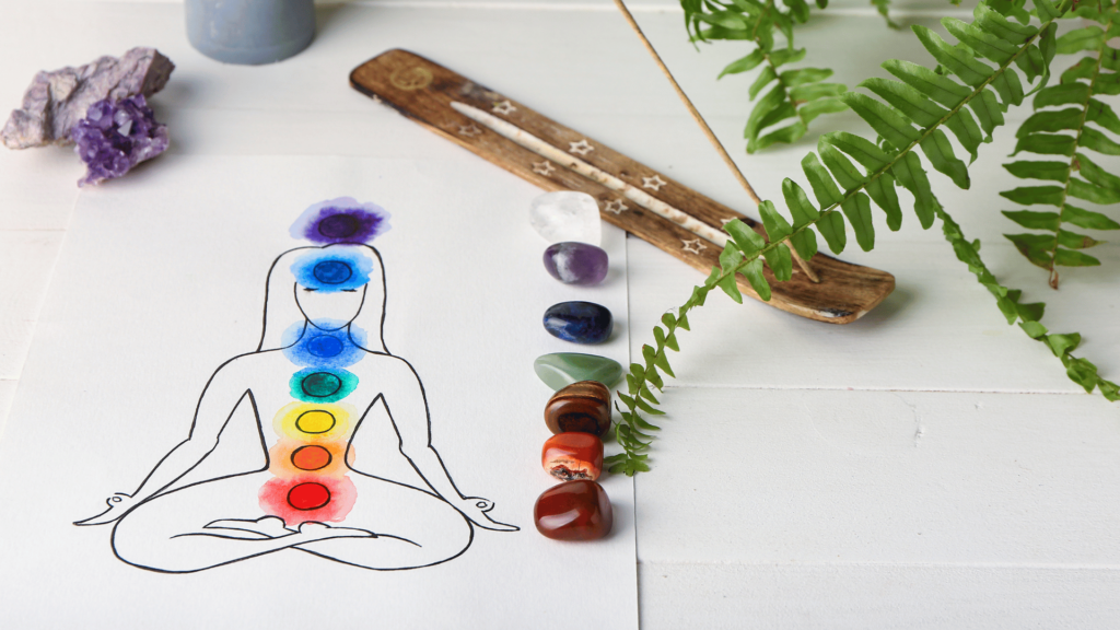 Desenho de auras em fundo com pedras de Chakras e incensário.