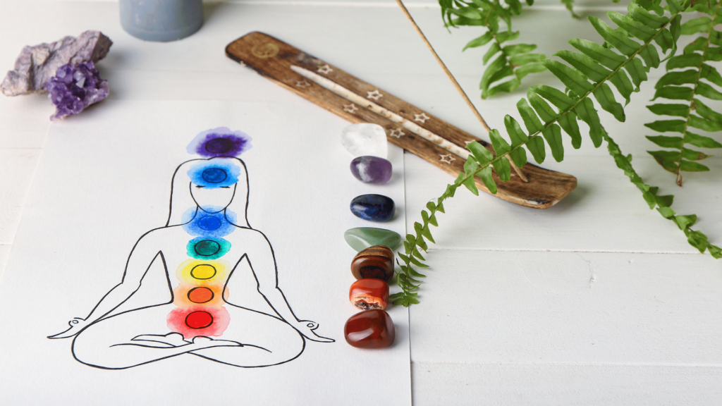 Desenho de auras em fundo com pedras de Chakras e incensário. 