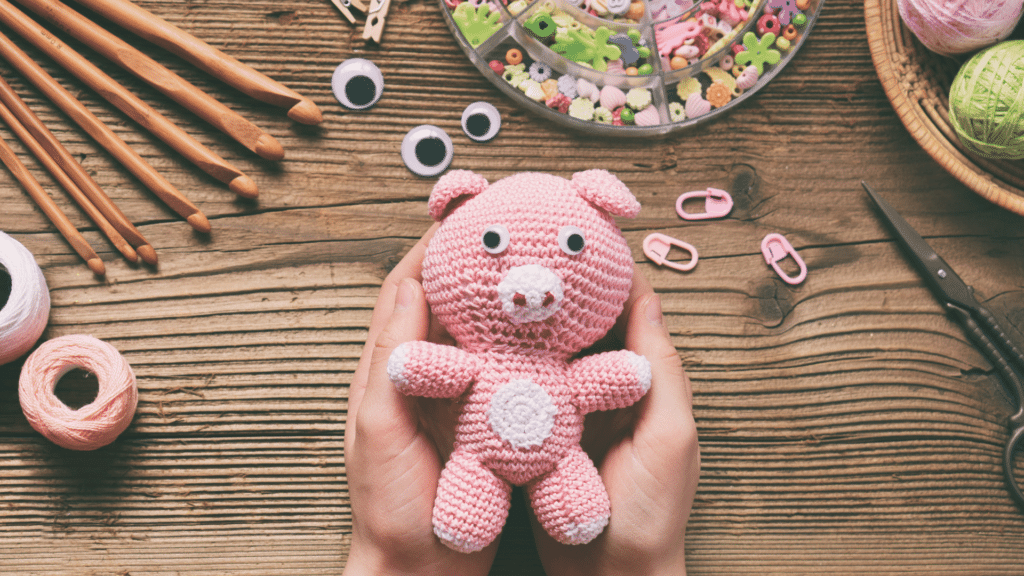 Porquinho rosa feito de crochê. Conceito de artesanato. 