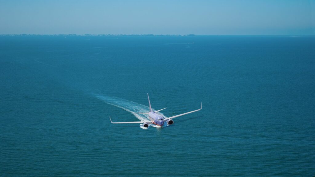 Avião caindo na água