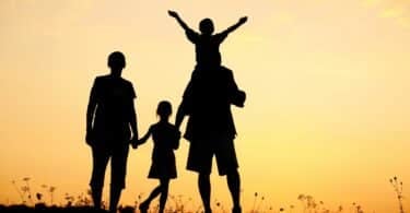 Imagem de uma família em um campo ao pôr-do-sol em um jardim