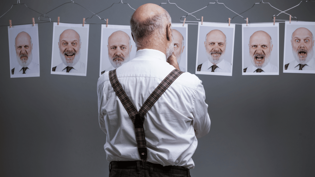 Homem olhando para suas múltiplas personalidades e expressões.