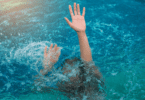 Pessoa se afogando em piscina
