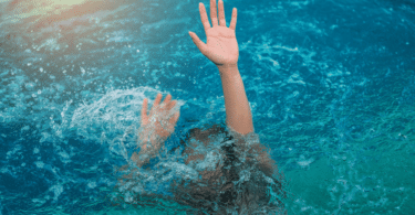 Pessoa se afogando em piscina